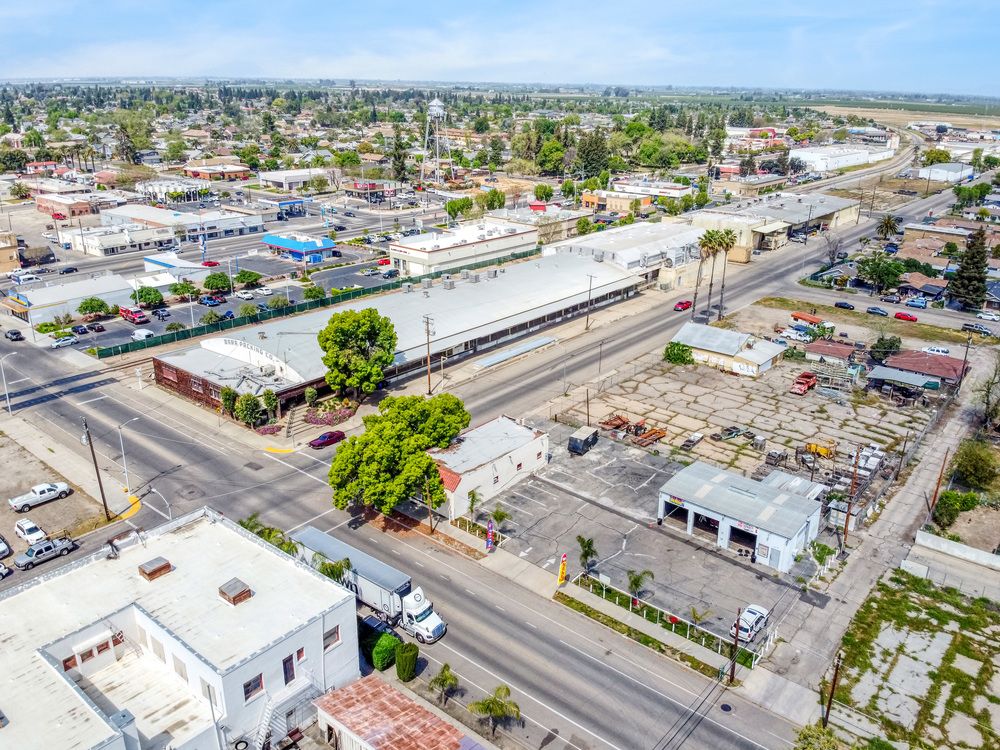 ±86,000 SF High Exposure Industrial Building on 2.42 Acres : 661 L St, Sanger, CA 93657